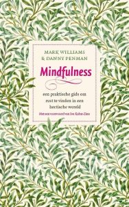 Boekomslag in groen wit en rood over mindfulness met de letters Mindfulness: een praktische gids om rust te vinden in een hectische wereld. Mark Williams & Danny Penman
