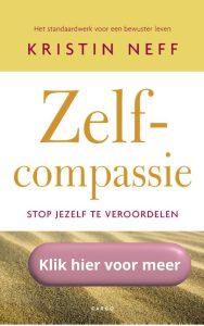Boekomslag Zelfcompassie Kristin Neff. Kleuren geel wit met een bloem