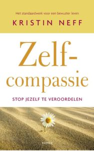Boekomslag Zelfcompassie Kristin Neff. Kleuren geel wit met een bloem