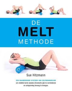 Blauw en witte boekomslag met meltmethode en een vrouw in geel shirt op een rol. Sue Hitzmann, de bedenker van de MELT Methode,